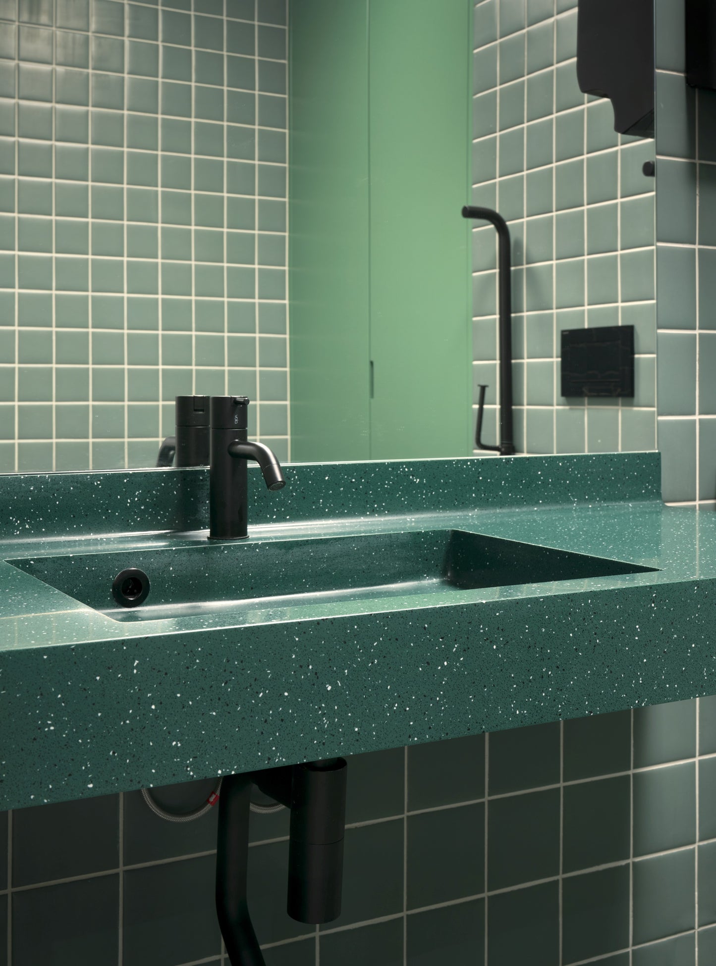 D0270-04 Tummanvihreä