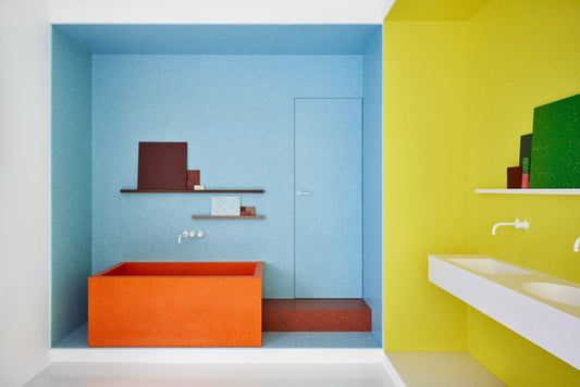 Showroomin laajennuksessa nostettiin esiin allasmallit ja uudet värit