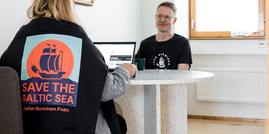 Sataprosenttisesti kierrätettävää: John Nurmisen säätiön jättipöytä muokattiin muuton vuoksi